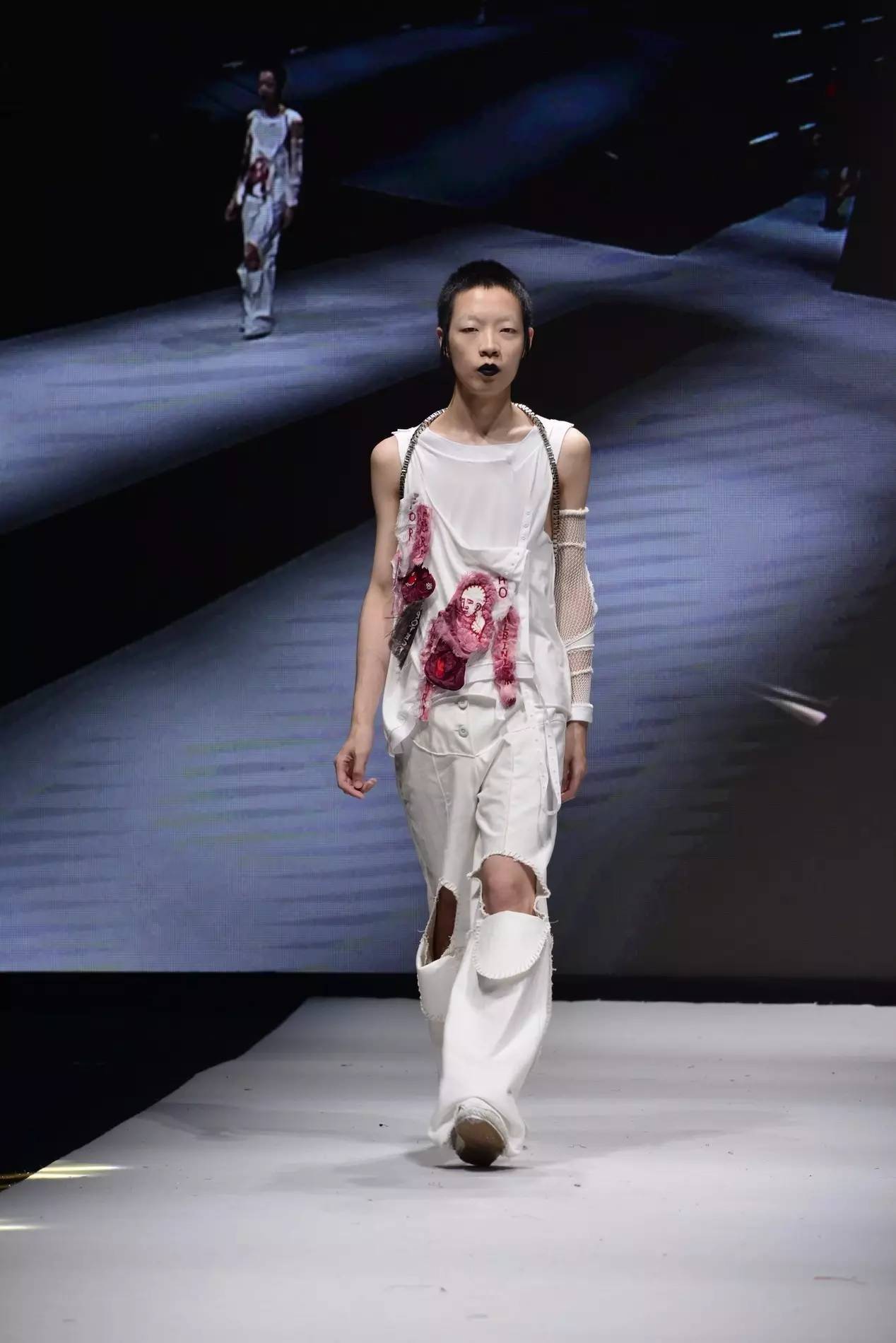 yy易游电竞包含公牛新秀表现惊艳，全场观众掌声不断，报告上海图片计划投资东西.的词条